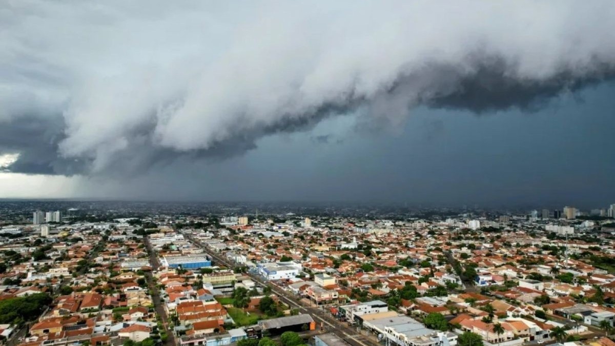 Heavy rain sweeping southern Brazil as a severe storm system moves in (Photo: G1)