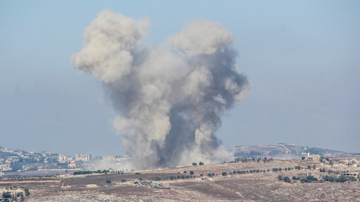 Israel launches fresh airstrikes, artillery attacks on southern Lebanon