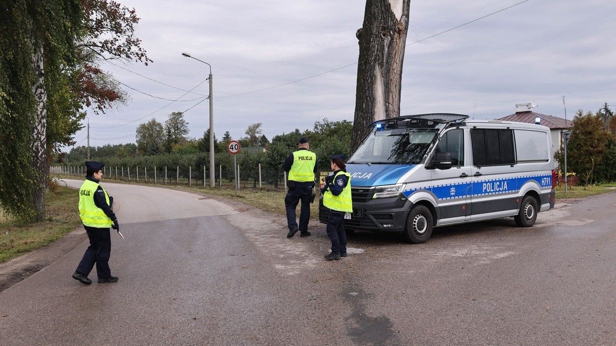 Polish police officers on a rural road. The photograph is a file image and does not depict the Wola Krobowska fire scene. Photo: rp.pl