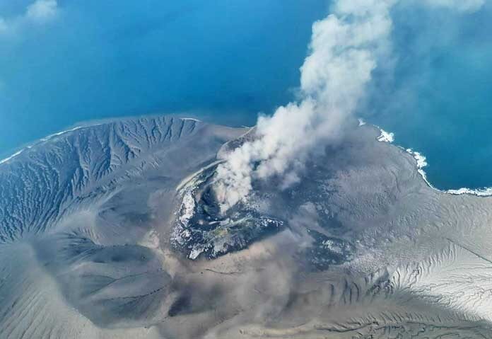 Indonesian airport operations disrupted by volcanic ash from Anak Krakatau (Khaosod English)
