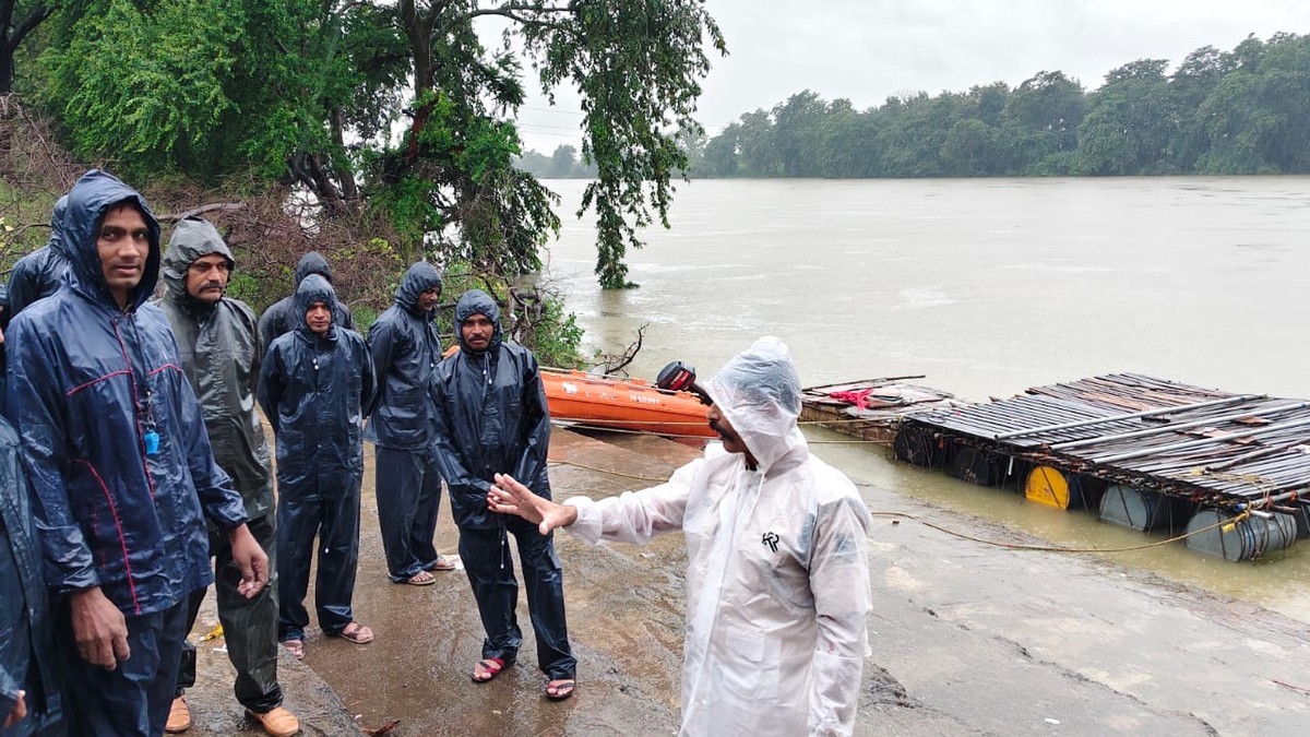 Rescue teams and an orange rescue boat on the Shivnath river near Durg, Chhattisgarh, as district administrations remain on alert. Photo: ETV Bharat