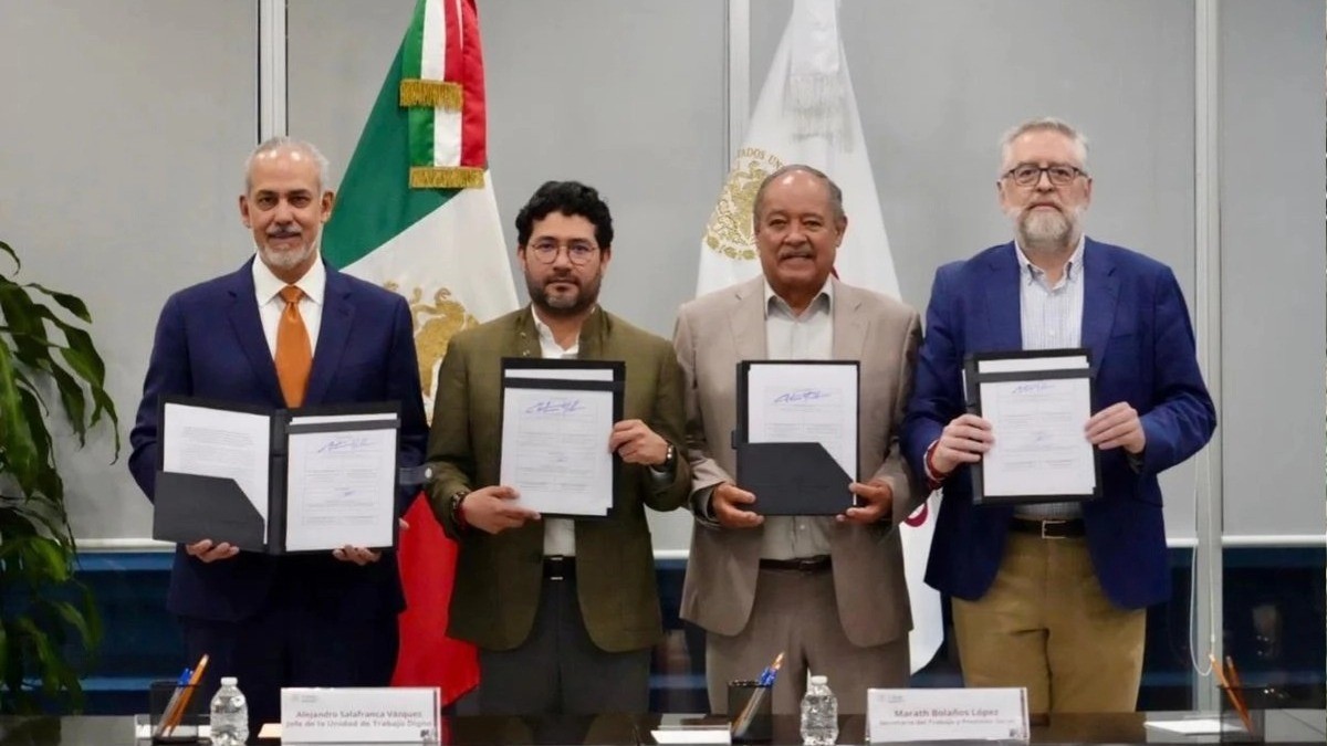 Officials of Nacional Monte de Piedad and the Sindicato Nacional de Trabajadores del Nacional Monte de Piedad hold the signed integral award that ended the strike, at the Secretaria del Trabajo y Prevision Social in Mexico City. Photo: STPS via La Jornada