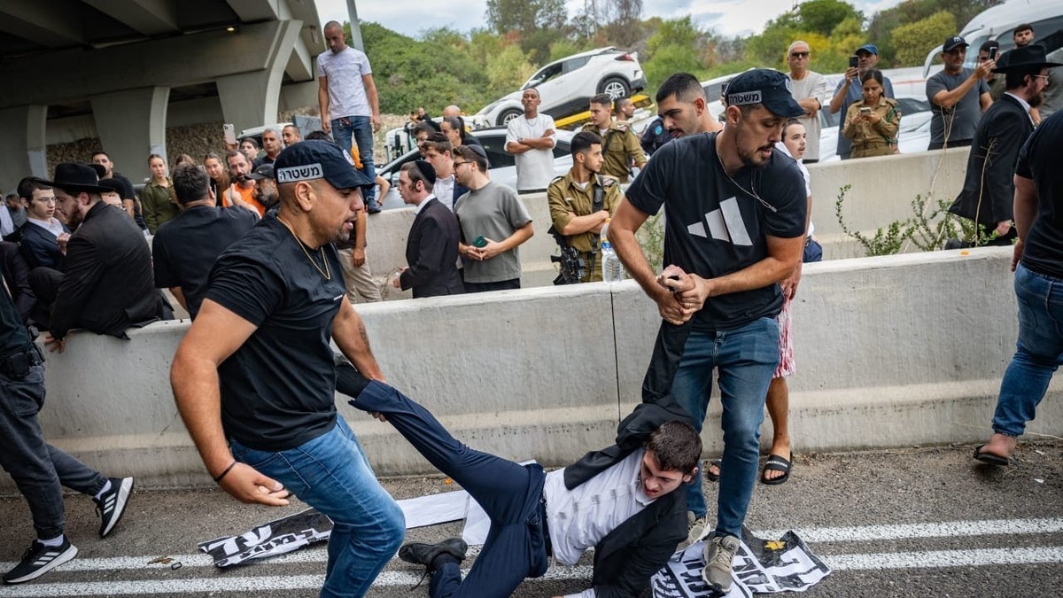 Haredi Draft Protesters Shut Highway 4 at Rush Hour, Nine Days Before Israel Votes