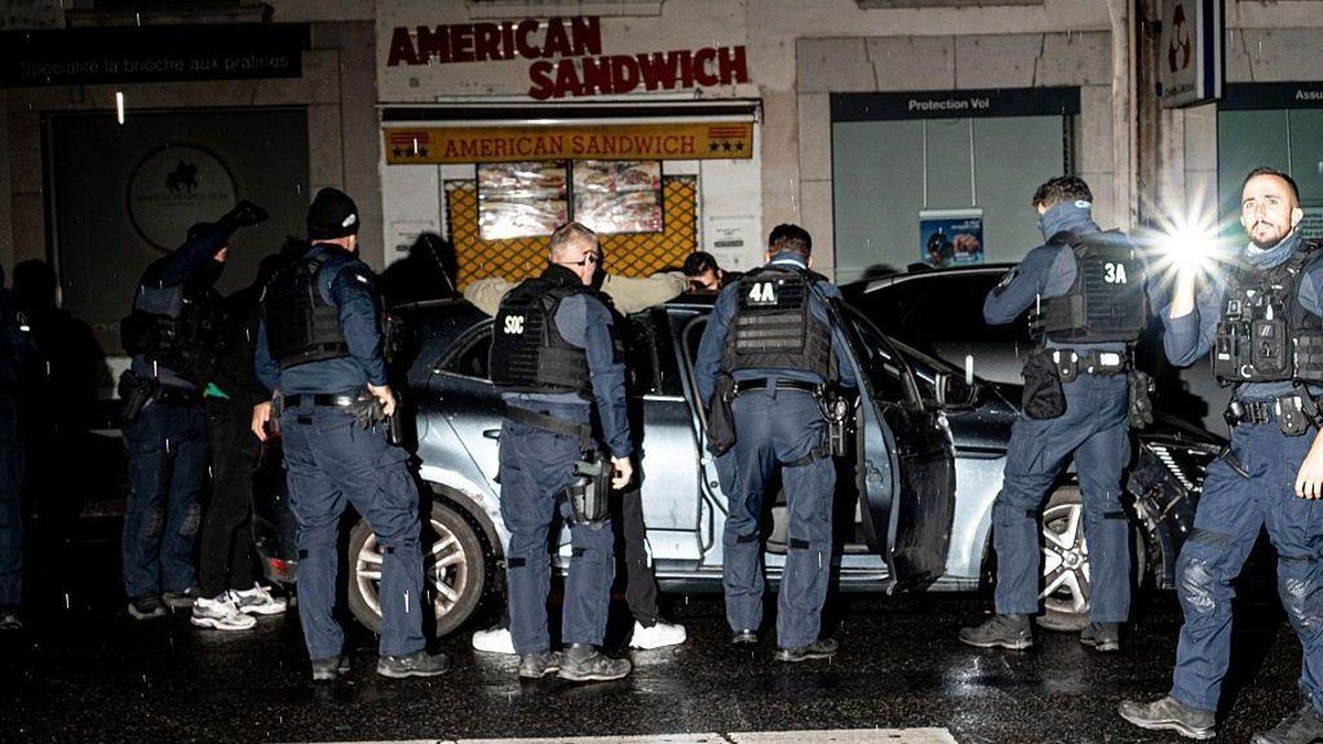 France's Curfews Hold for One Night, and a Government Admits It Lost Control