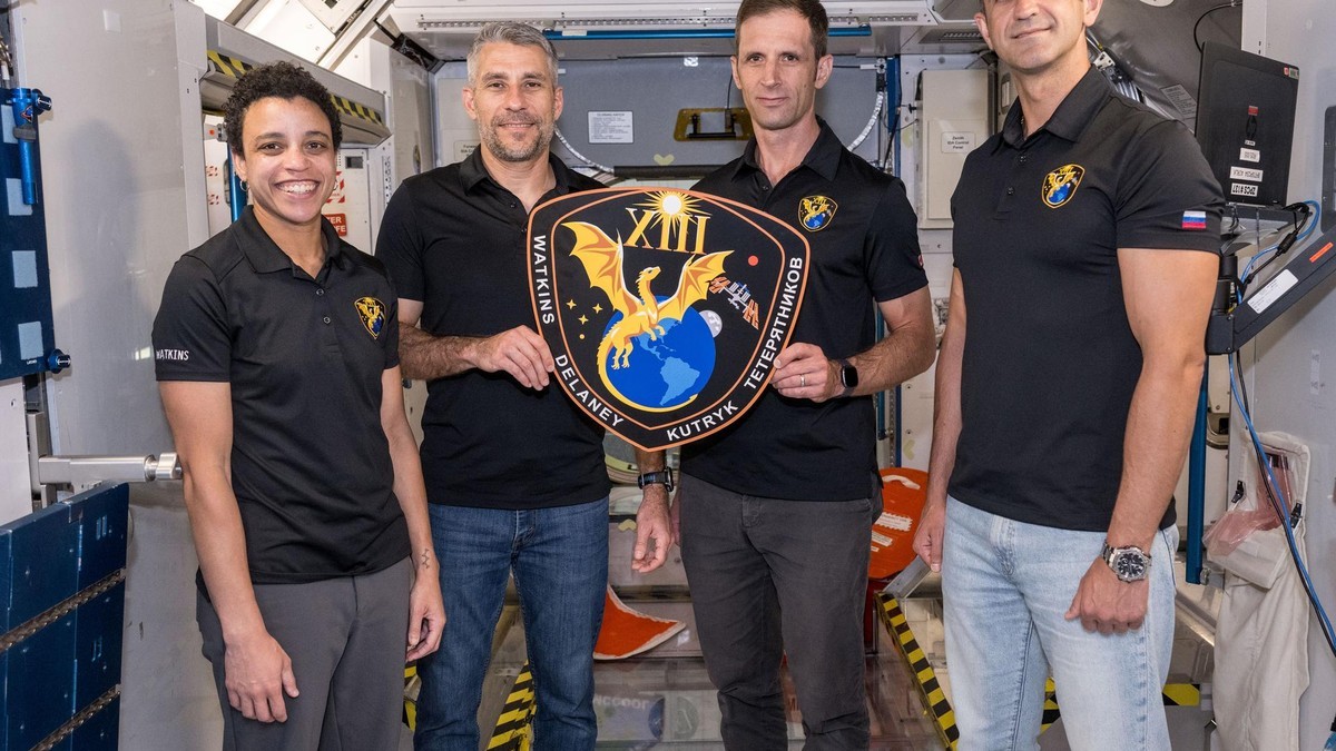 The four members of NASA's SpaceX Crew-13 mission display their mission plaque inside a training mockup of a space station module. From left: Commander Jessica Watkins, Pilot Luke Delaney, and Mission Specialists Joshua Kutryk and Sergey Teteryatnikov. Photo: Morgan Gridley/NASA JSC