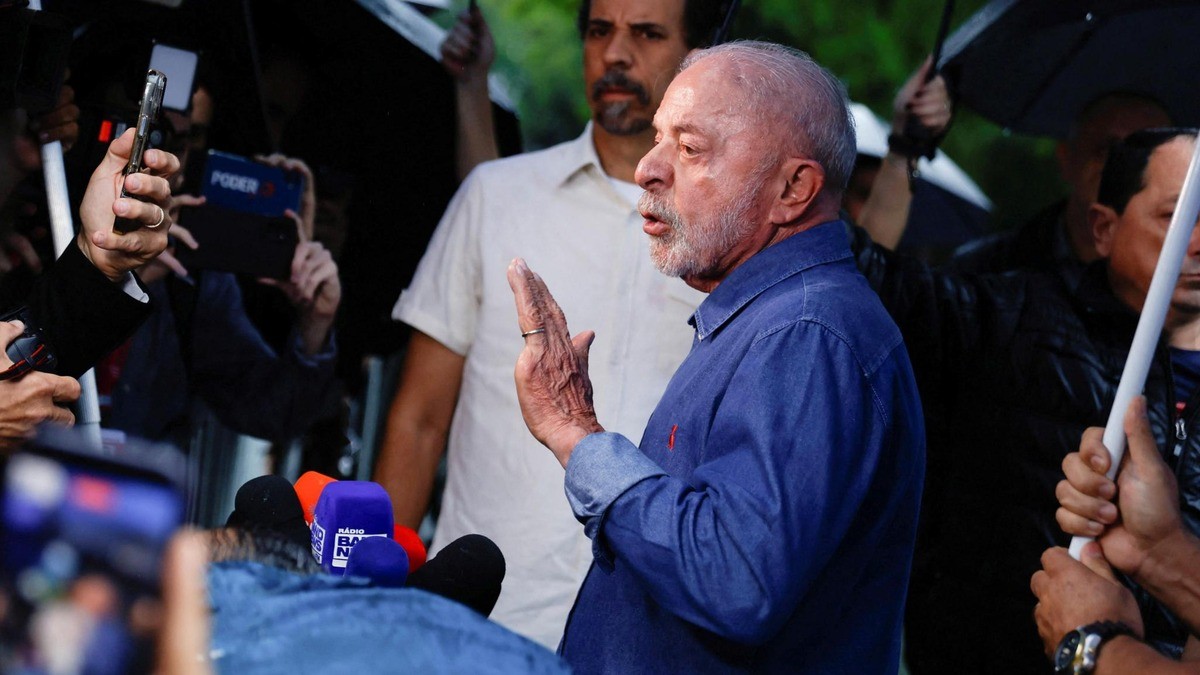 Brazil's President Luiz Inacio Lula da Silva speaks to journalists after voting in Sao Bernardo do Campo on 25 October 2026, when he called for polling hours to be extended. Photo: Reuters via BBC News