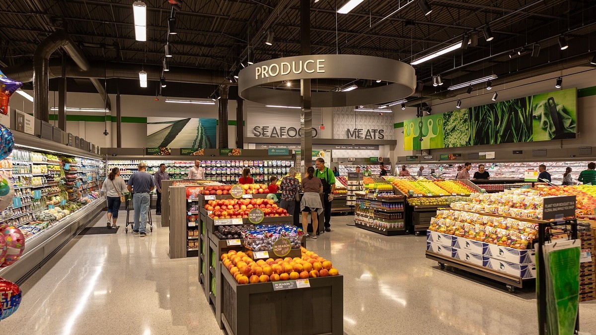 Produce displays inside a Publix supermarket in Orlando, Florida. Photo: Nielsoncaetanosalmeron, CC BY 4.0.