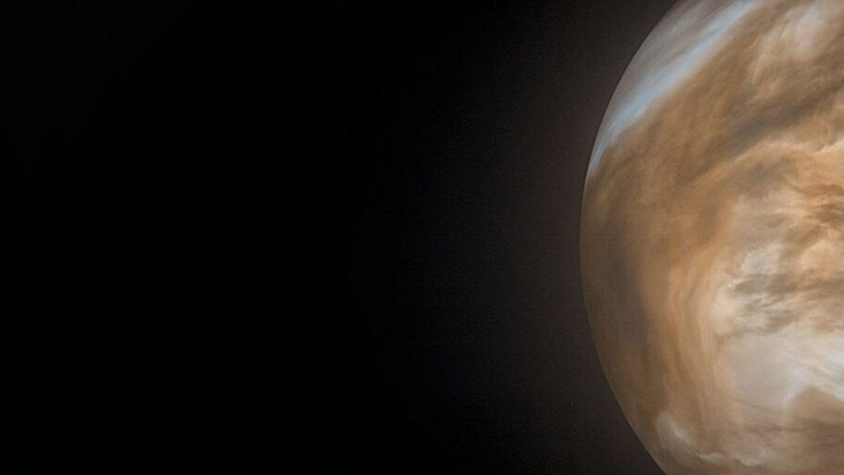 Venus' mysterious haze is actually cosmic dust