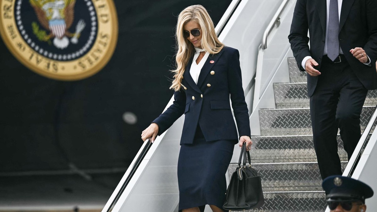 Katie Zacharia descends the stairs of the presidential aircraft at Elmendorf Air Force Base in Anchorage, Alaska, on Oct. 13, 2026. Photo: Kent Nishimura/AFP via Getty Images, via CNN