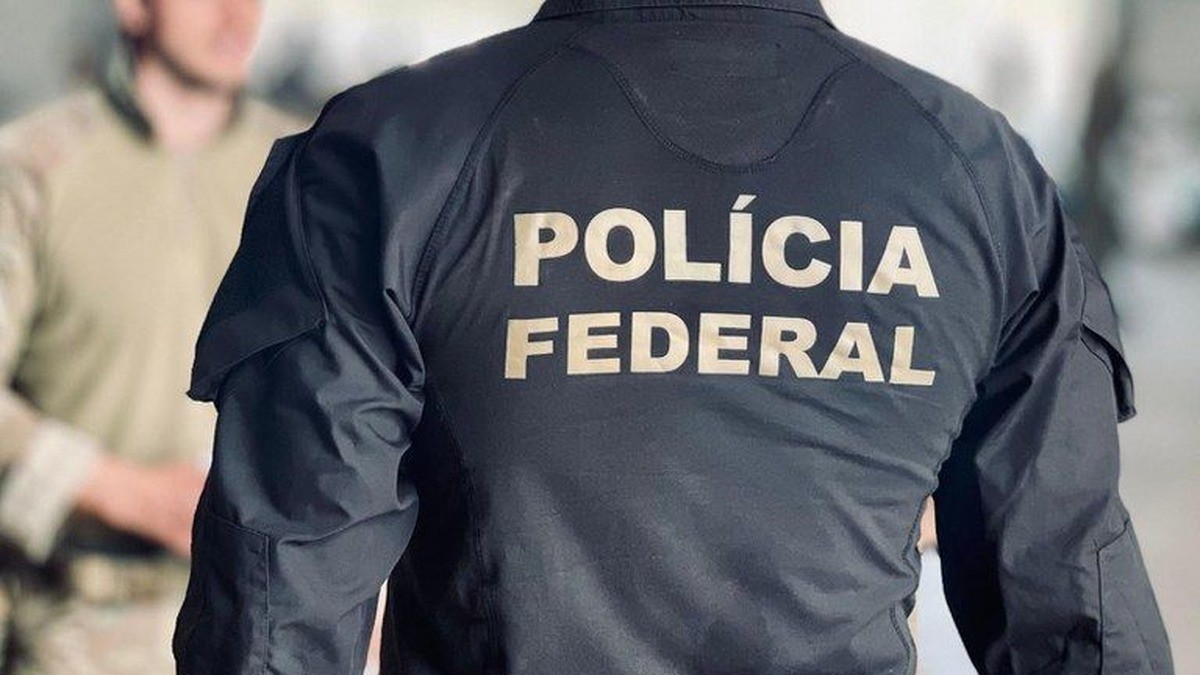 Federal Police officers during an operation in the Banco Master investigation. The force's report identified Senator Flavio Bolsonaro as master user of the Alcazar Holdings account. Photo: CNN Brasil
