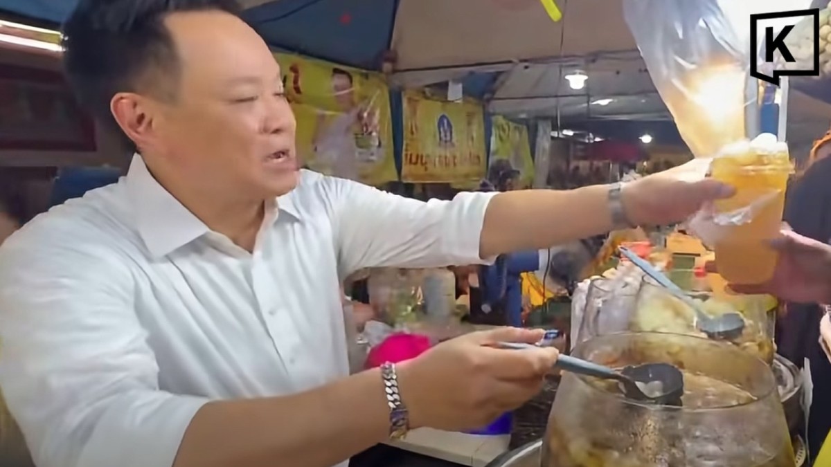 Thai PM hands out longan juice to tourists, promotes local treats