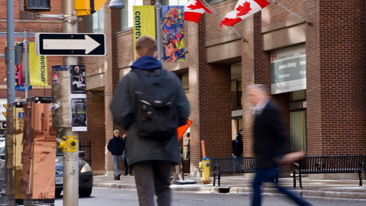 People walk past an office building at a downtown intersection. Photo: Radio-Canada/Simon Lasalle