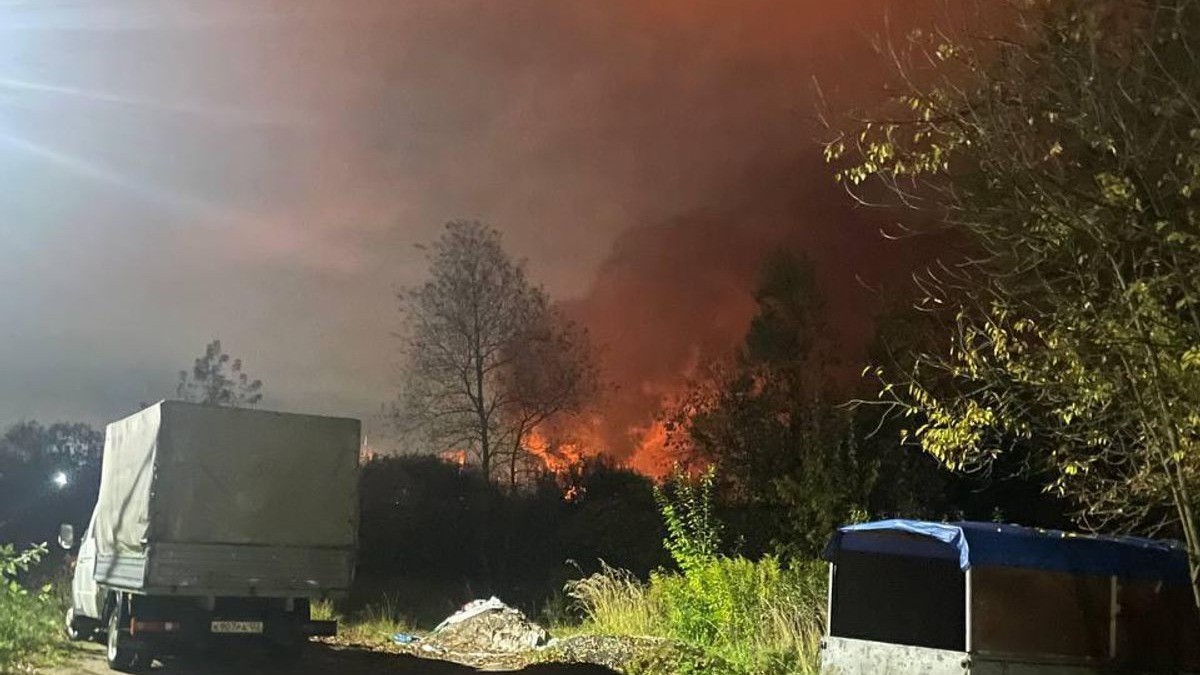 Flames and thick smoke rise from the Volodarsk oil facility in the Moscow region after a reported Ukrainian drone strike on Oct. 6, 2026. Photo: Supernovaplus/Telegram via the Kyiv Independent