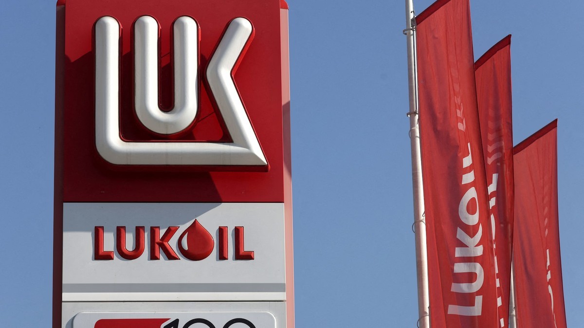 A Lukoil logo stands at a gas station in Bucharest, Romania, on October 23, 2025. Photo: Inquam Photos/Octav Ganea via Reuters, file