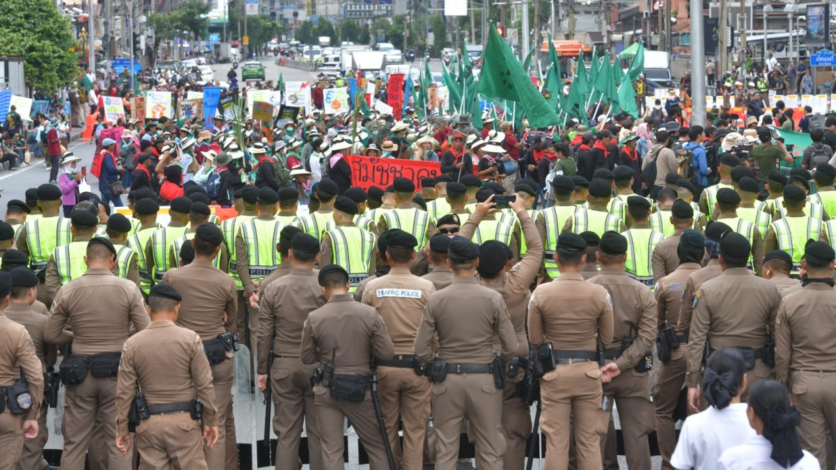 Shipping containers return to Bangkok streets as farmers protest IMF-World Bank meetings