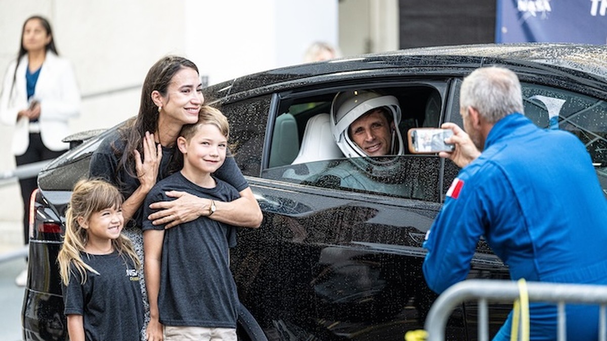 Canadian Space Agency astronaut Joshua Kutryk, in the vehicle, is photographed with his wife Heather and their two children before launching on Crew-13. Photo: Michael Cain/Spaceflight Now