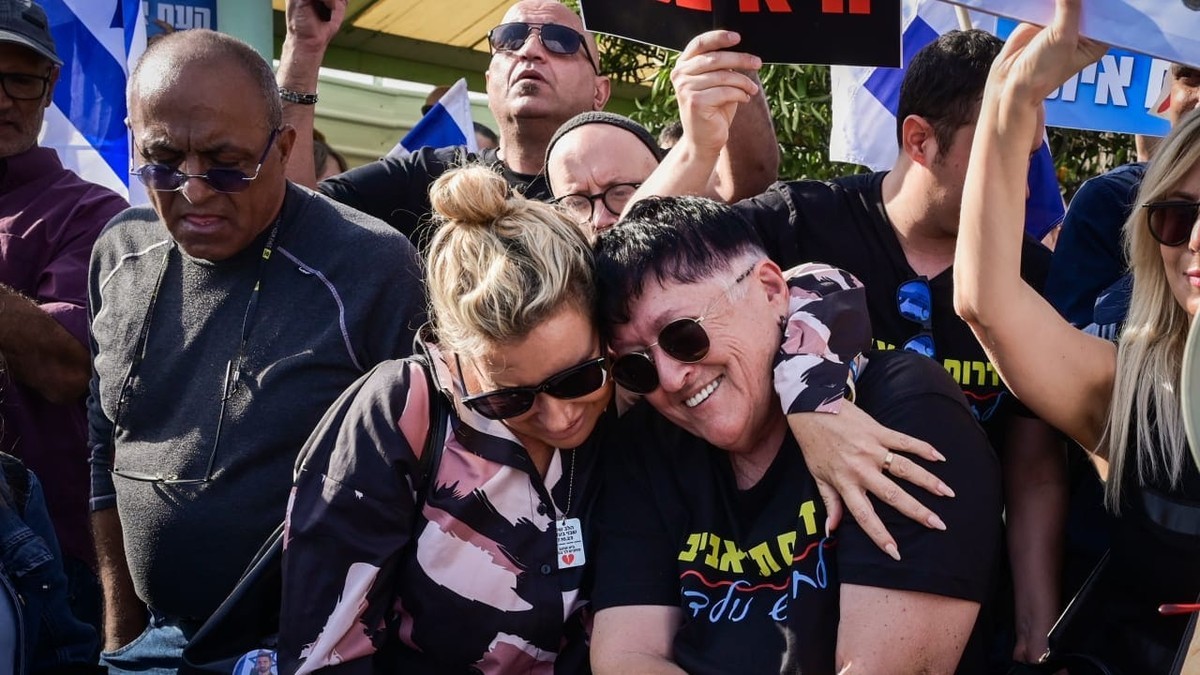 Sheffi Paz surrounded by supporters as she arrives at the Neve Tirtza women's prison in Ramla to begin serving her sentence, 14 November 2024. Photo: The Jerusalem Post