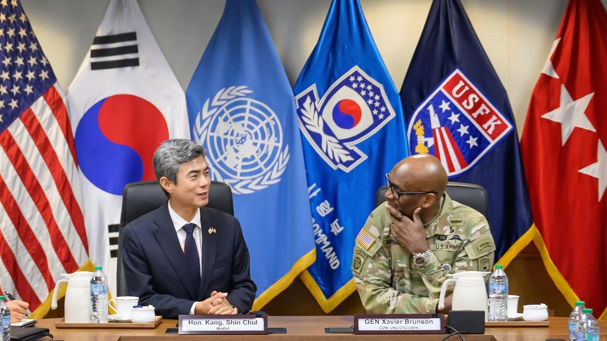 South Korean Defence Minister Kang Shin-chul meets Gen. Xavier Brunson, commander of United Nations Command, US Forces Korea and the Combined Forces Command, at Camp Humphreys in Pyeongtaek, South Korea. Photo: Ministry of National Defense, Republic of Korea