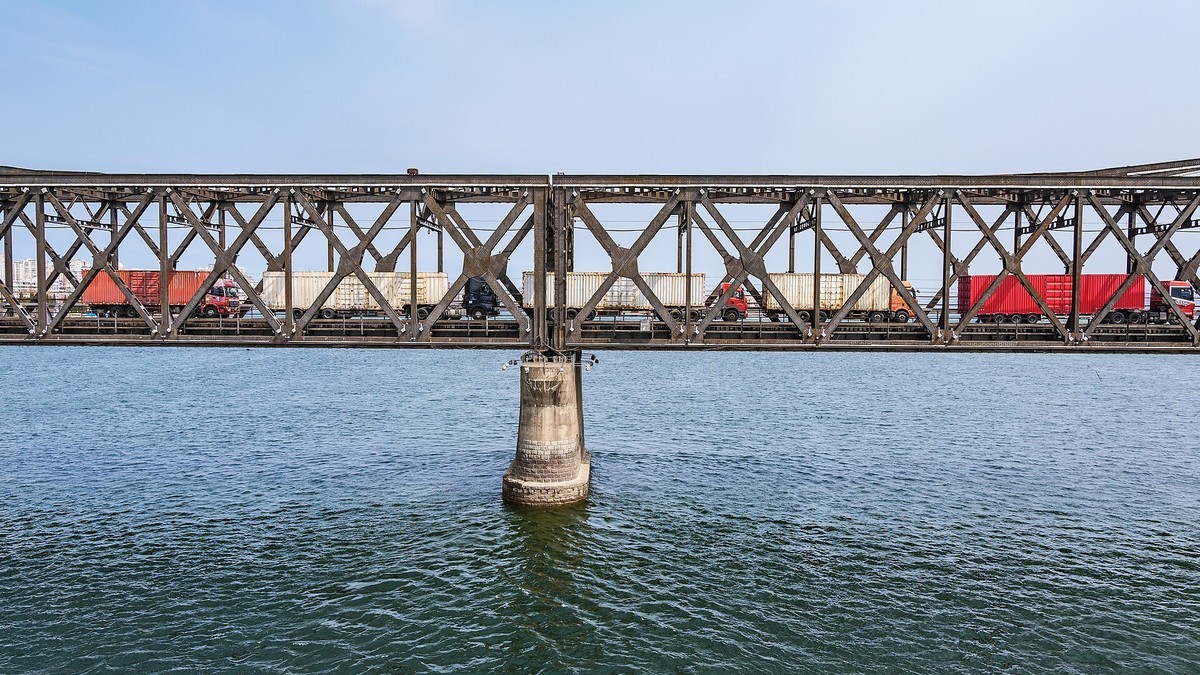 Cargo trucks crossing the Sino-Korean Friendship Bridge over the Yalu River in March 2026. Photo: TurnOnTheNight / Wikimedia Commons, CC BY-SA 4.0