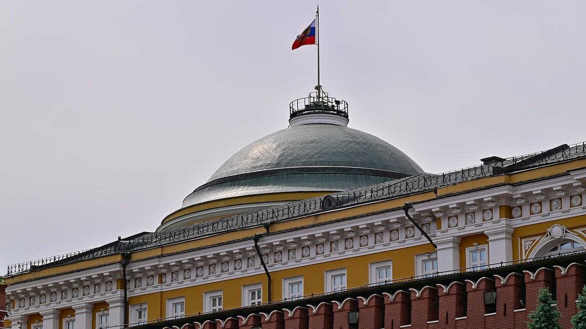 The Senate Palace inside the Moscow Kremlin, with a Russian flag flying above its dome. Photo: Yuri D.K., CC BY 4.0, via Wikimedia Commons