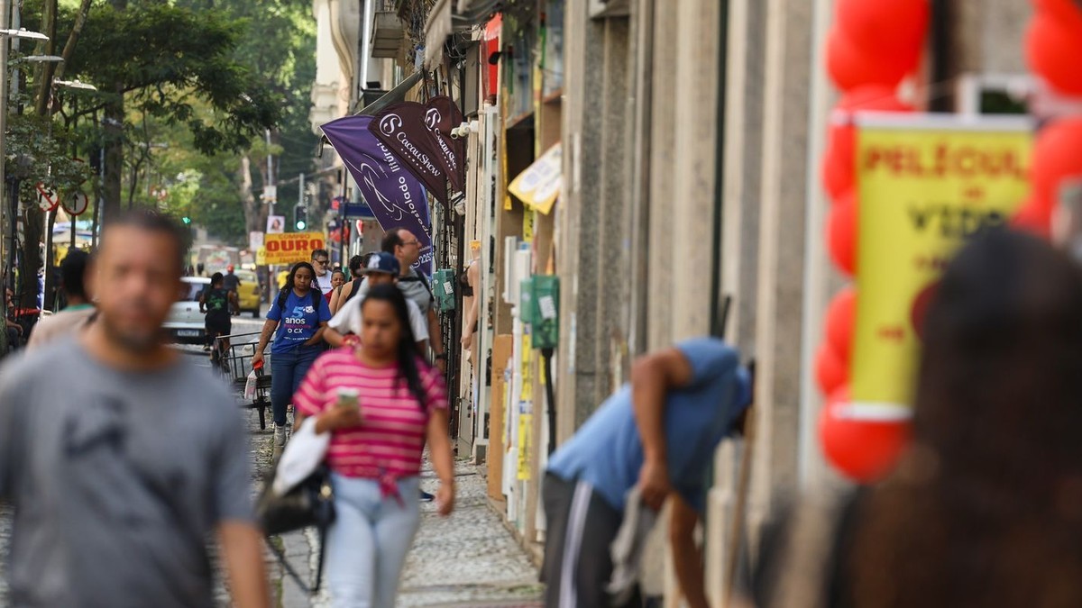 Pedestrians walk past shops on a commercial street in central Rio de Janeiro. Photo: Tomaz Silva/Agência Brasil