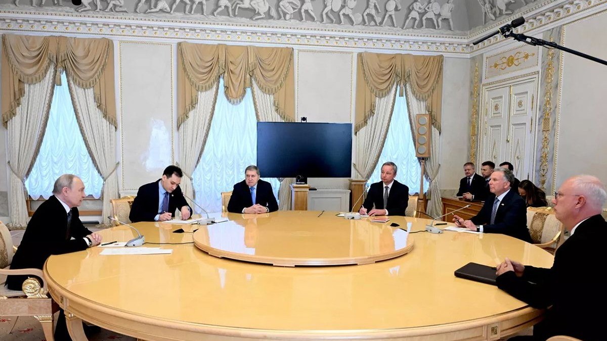 Vladimir Putin and US envoy Steve Witkoff meet at the Constantine Palace in St Petersburg on 21 October 2026. Photo: Kremlin handout via CNN
