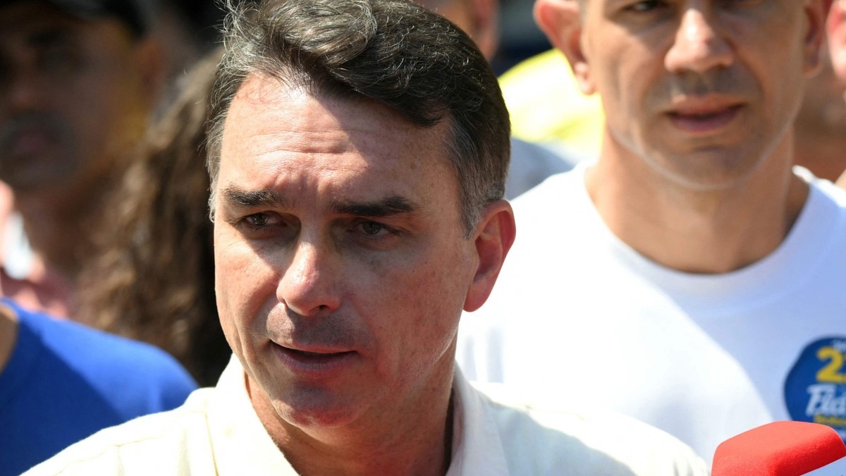 Federal Police Report Ties Flávio Bolsonaro to an Offshore Account Eleven Days Before Brazil Votes
