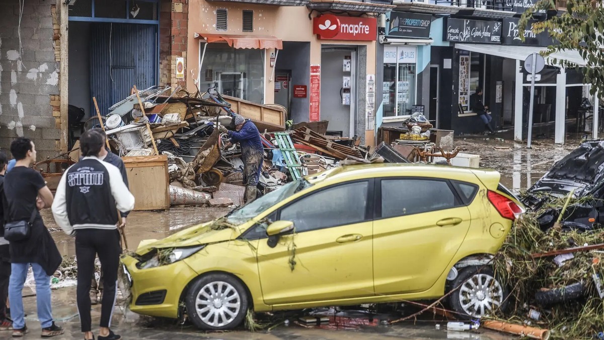 Cars and vans piled up amid mud on a street in Els Poblets, Alicante province, on 19 October 2026. Photo: Europa Press