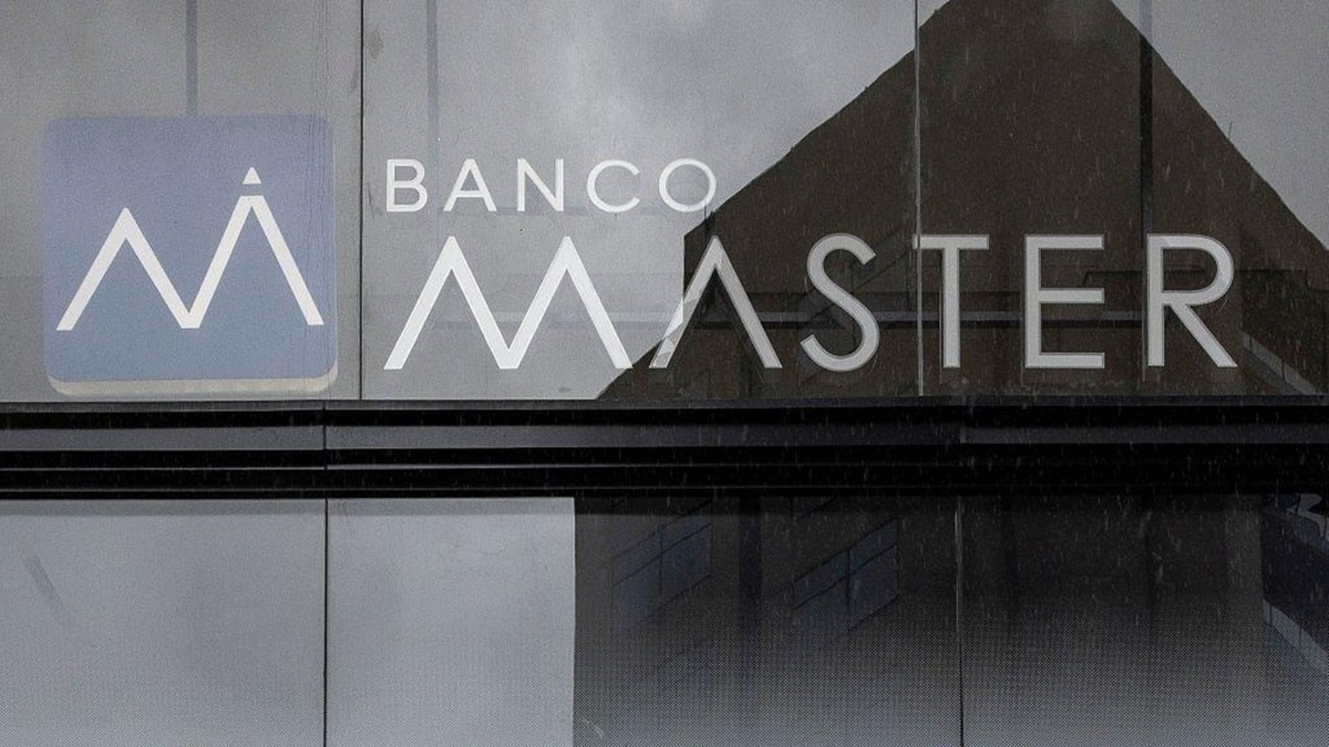 The glass facade of a Banco Master branch in Sao Paulo. Brazil's central bank liquidated Banco Master in November 2025, at the centre of a fraud case that has caused losses of more than R$ 50 billion. Photo: BBC News Brasil