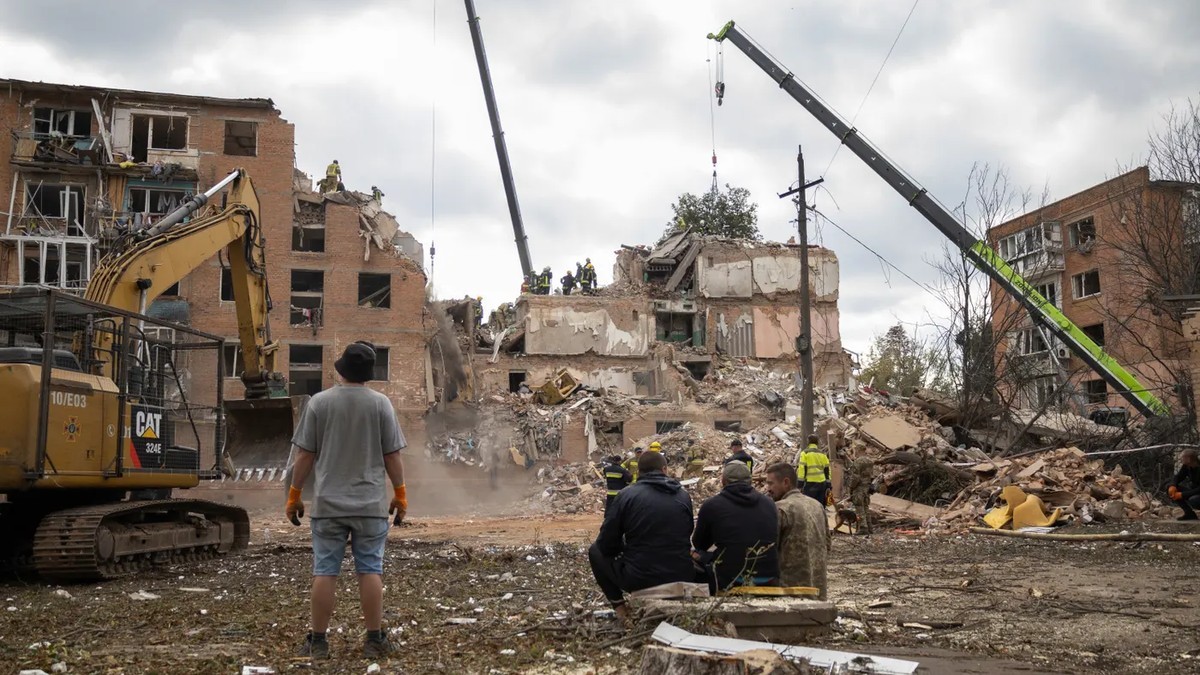 Rescue workers and heavy machinery at the site of the Russian missile strike on a five-storey apartment building in Pryluky, Chernihiv region, on 8 October 2026. Photo: Serhii Okunev/EPA via The Guardian