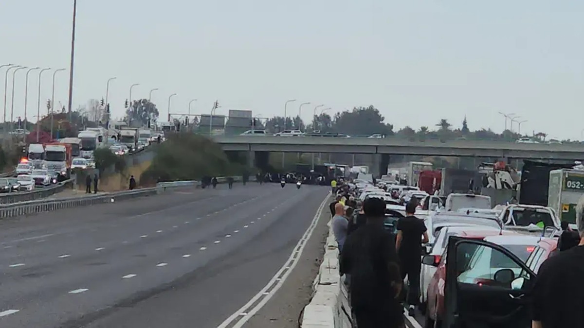 Traffic at a standstill on Highway 4 near the Yavne Interchange after haredi protesters blocked the road in both directions on 18 October 2026. Photo: Efrat Gilboa/TPS via Israel National News