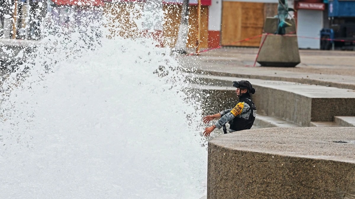 Hurricane Simon Stalls Off Mexico, Flooding Manzanillo and Closing Ports