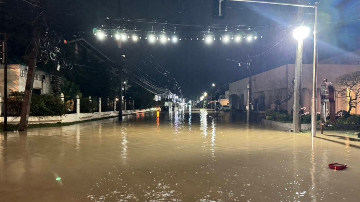 Floodwater covers a road at night during the southern Thailand floods. Photo: Thairath