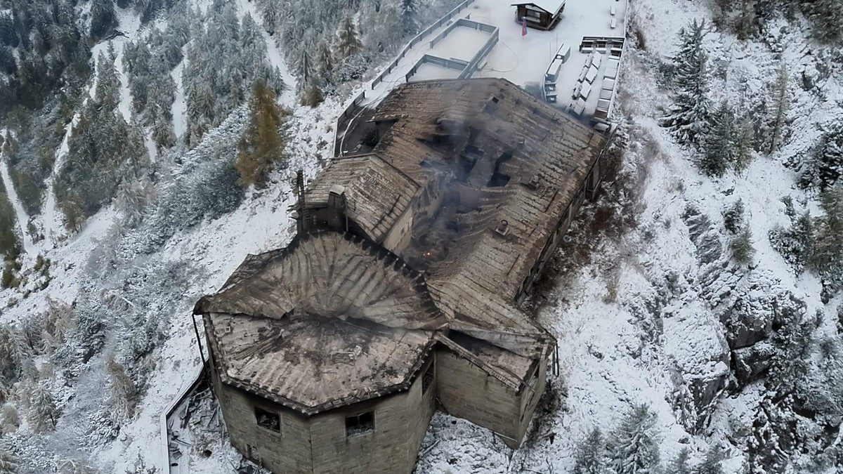 The fire-damaged Kehlsteinhaus seen from above on the morning after the blaze, its roof burned through and smoke still rising from the snow-covered summit above Berchtesgaden. Photo: Polizeipraesidium Oberbayern Sued via OVB