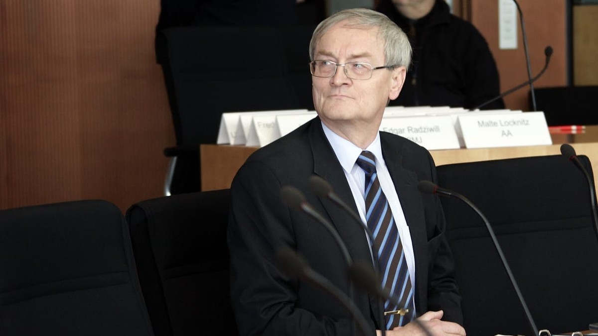 August Hanning, then president of Germany's Federal Intelligence Service (BND), at a Bundestag committee hearing in Berlin on 4 December 2008. Photo: Carsten Koall/Getty Images via The Jerusalem Post