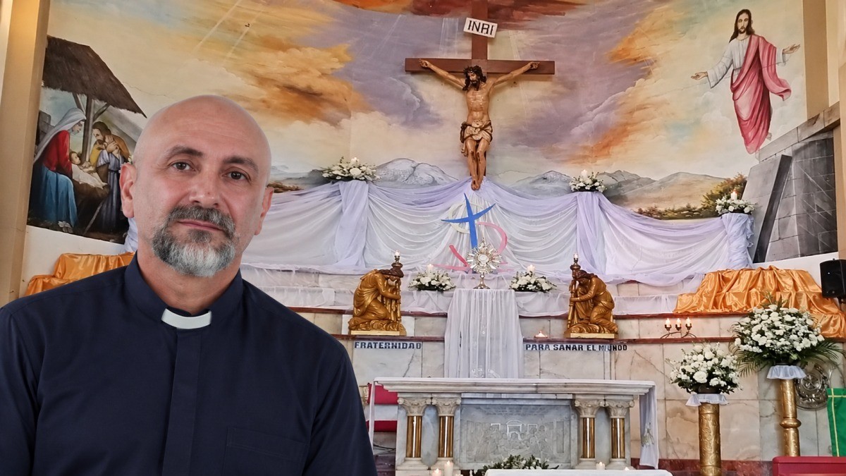The sanctuary of Nuestra Senora del Perpetuo Socorro in Guayaquil, where the crucifix was mounted on the wall behind the altar. Photo: El Universo