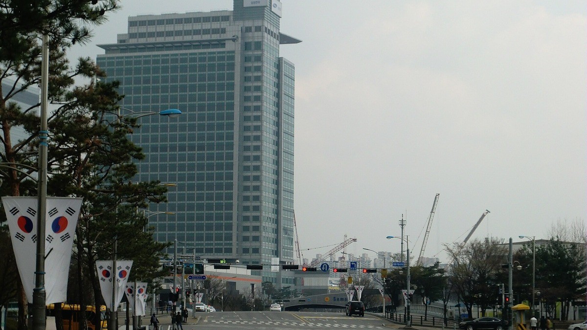 The Samsung Electronics campus in Suwon, South Korea. Samsung Electronics and SK Hynix together account for roughly half the KOSPI's market capitalisation. Photo: hyolee2 via Wikimedia Commons (CC BY-SA 4.0)