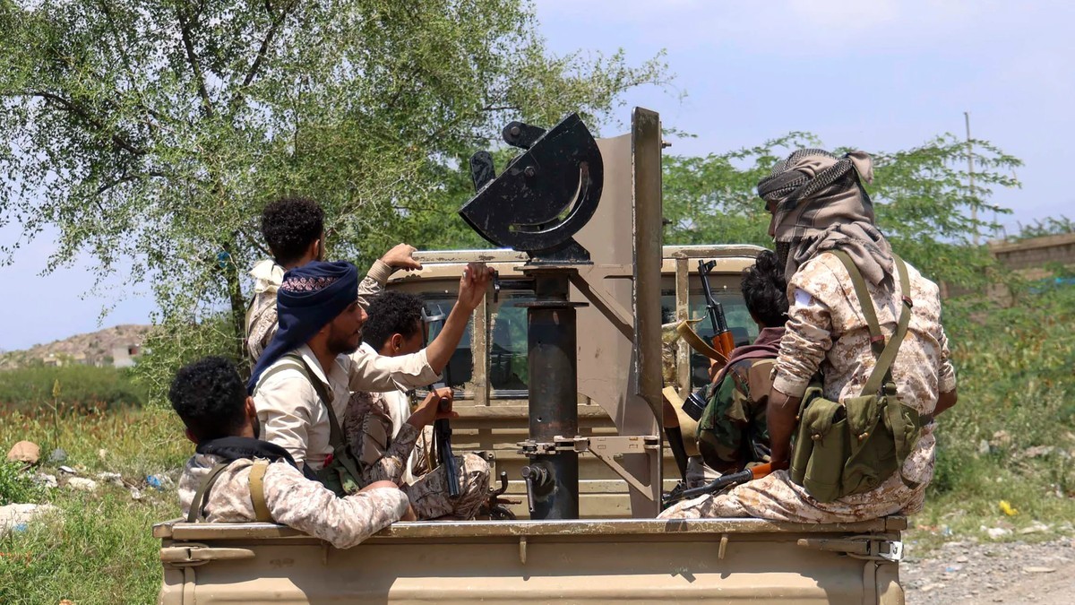 Yemeni government forces in a vehicle-mounted weapons position at the Jabal Han front west of Taiz, 3 October 2026. Photo: AFP via Al Jazeera
