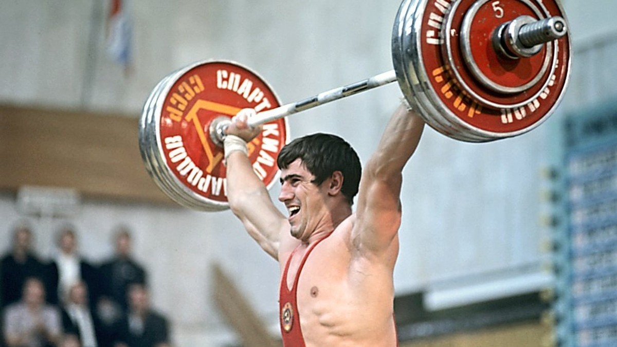 An archive photograph of a weightlifting competition from the Soviet era, the barbell plates marked 5, Spartakiada and USSR. Photo: Rossiyskaya Gazeta archive.