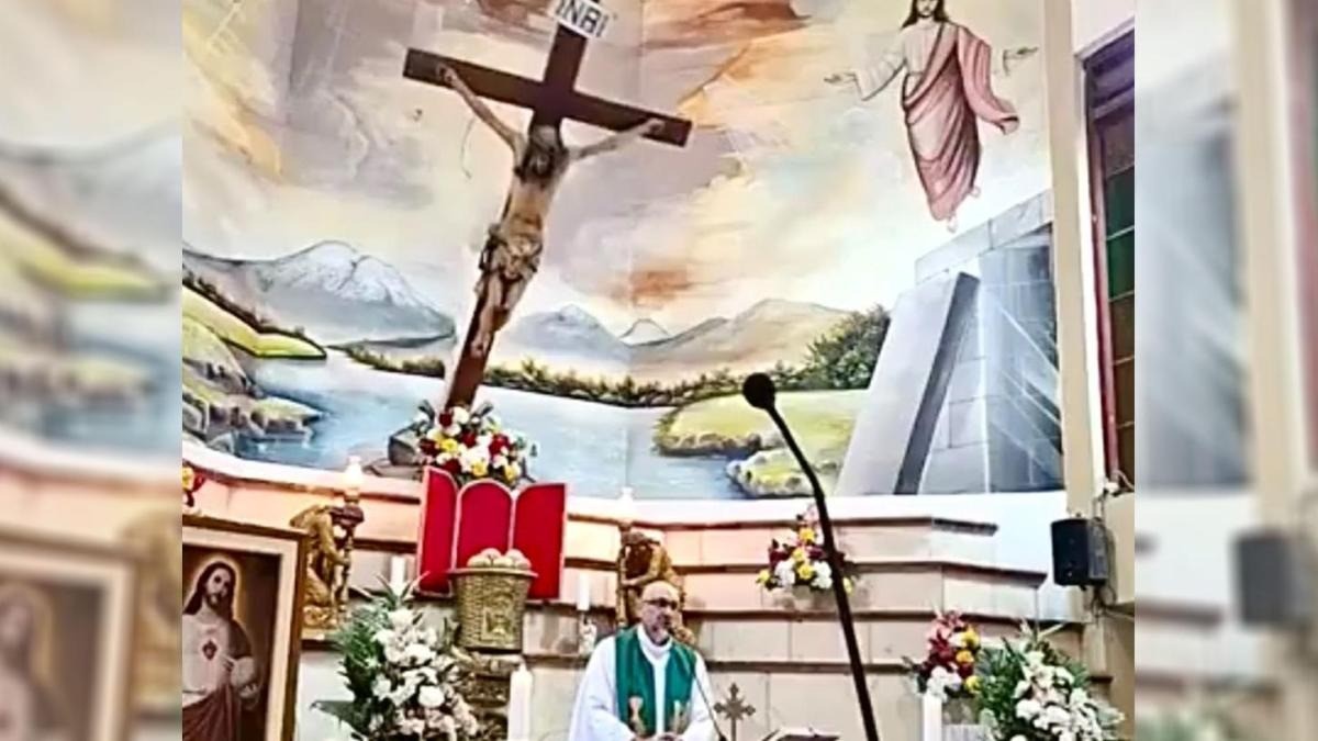 A priest celebrates Mass at the altar of Nuestra Senora del Perpetuo Socorro in Guayaquil, the parish where Father Patricio Sanchez Molinari served as parish priest. Photo: Primicias