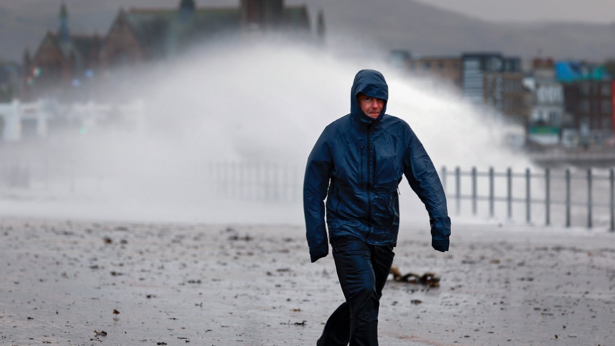 Storm Boelo Kills Two in Britain and Cuts Power to Tens of Thousands