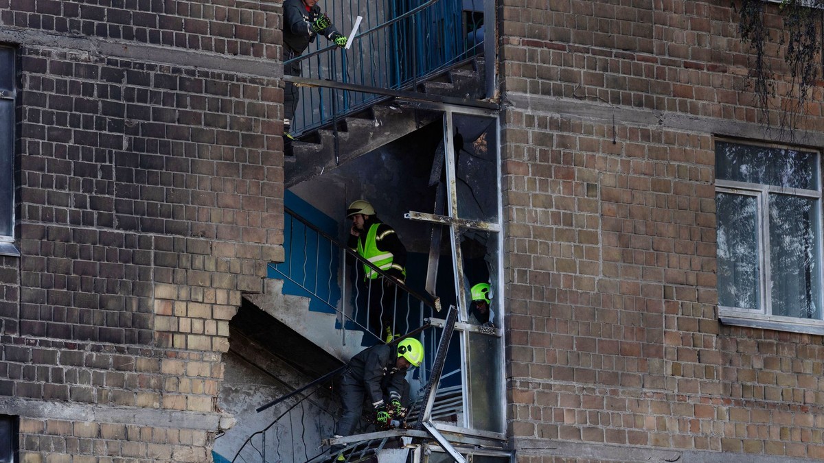 Rescuers work at a school damaged by a Russian drone strike in Kyiv on 1 October 2026. Photo: Tetiana Dzhafarova/AFP via Getty Images