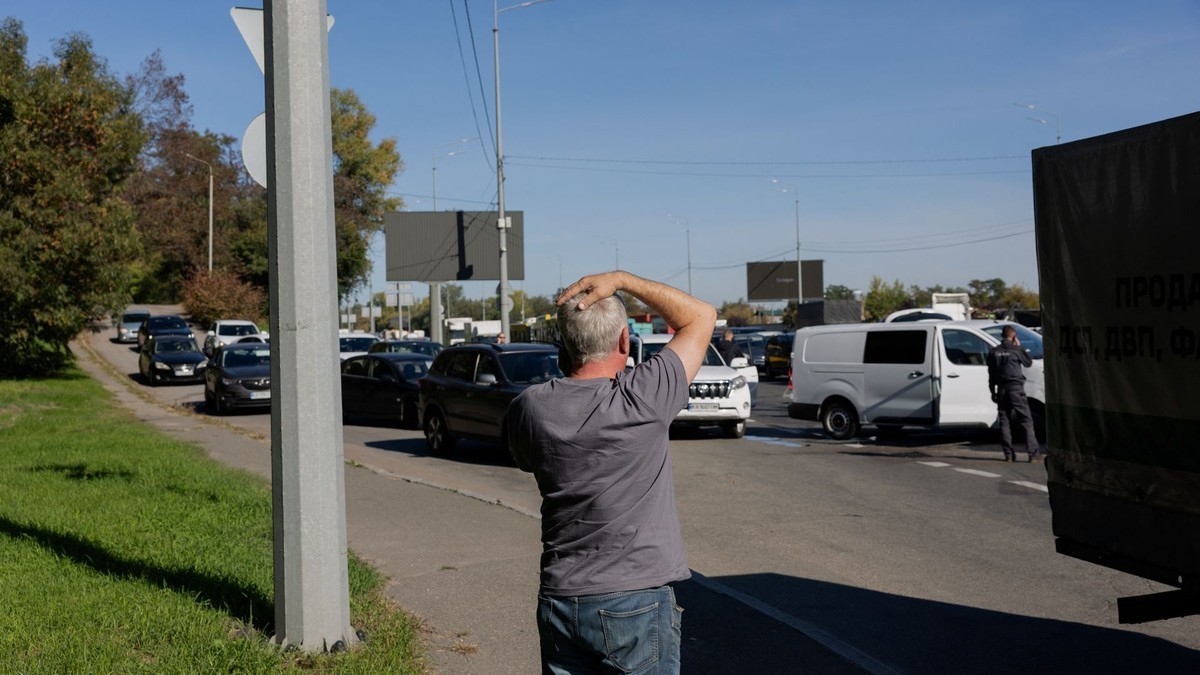 A man stands beside the road watching motorists stuck in traffic jams in Kyiv on 2 October 2026, after Russian drone strikes closed the Southern Bridge. Photo: Tetiana Dzhafarova/AFP via Getty Images