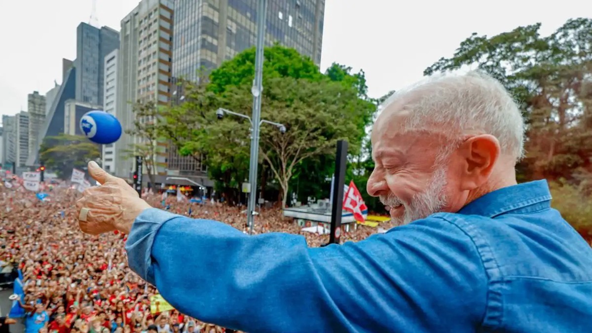 Lula acknowledges supporters at the Marcha pela Democracia on Avenida Paulista in São Paulo on 11 October 2026. Photo: Agência Brasil