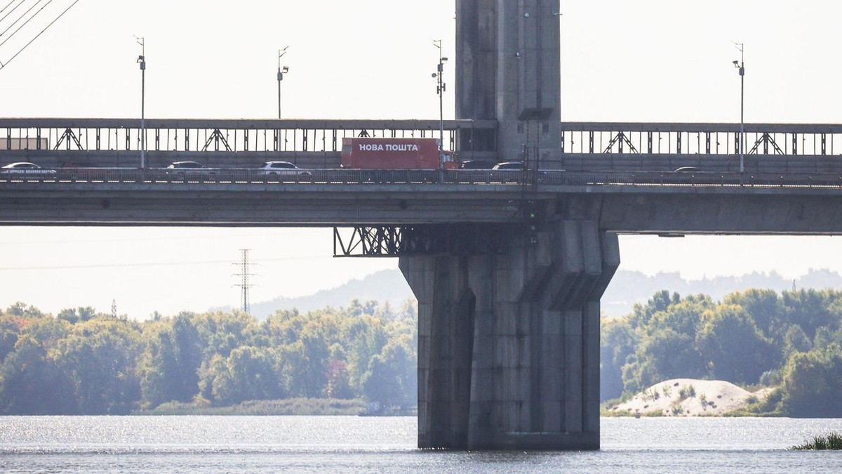 Cars drive across a bridge over the Dnipro River after it was hit during a Russian jet drone strike in Kyiv, Ukraine. Photo: BBC News