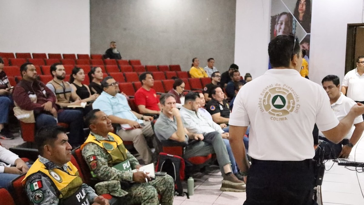 Colima state civil protection personnel and military and emergency-service staff at a coordination meeting on Hurricane Trudy in Colima, Mexico, 16 October 2026. Photo: enredcolima.com.mx