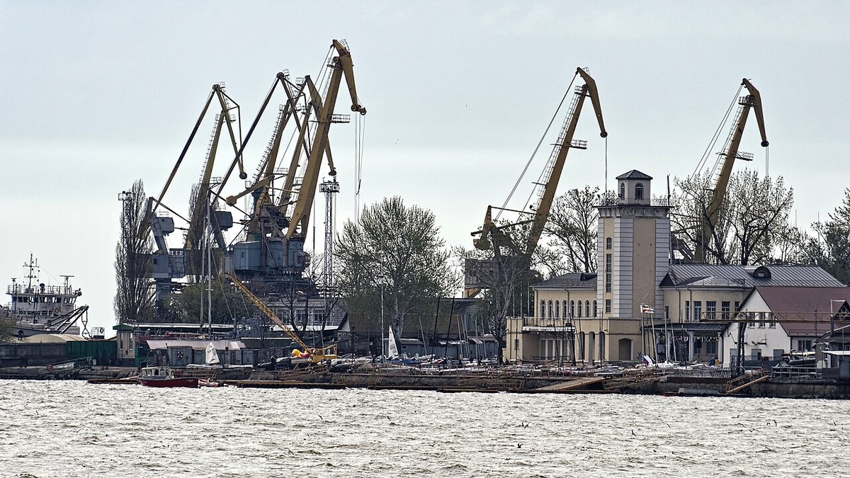 The port at Taganrog on the Sea of Azov, the city where David Rigert coached, built sports facilities and served as an honorary citizen and Duma deputy. Photo: Alexxx1979, CC BY-SA 4.0, via Wikimedia Commons.