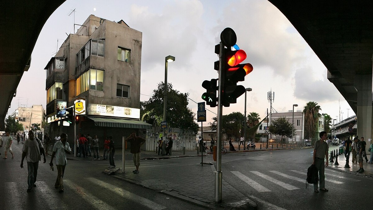 Levinsky Street beneath the Tel Aviv Central Bus Station, in the Neve Sha'anan area where many asylum seekers live. Photo: Roi Boshi, CC BY-SA 3.0, via Wikimedia Commons