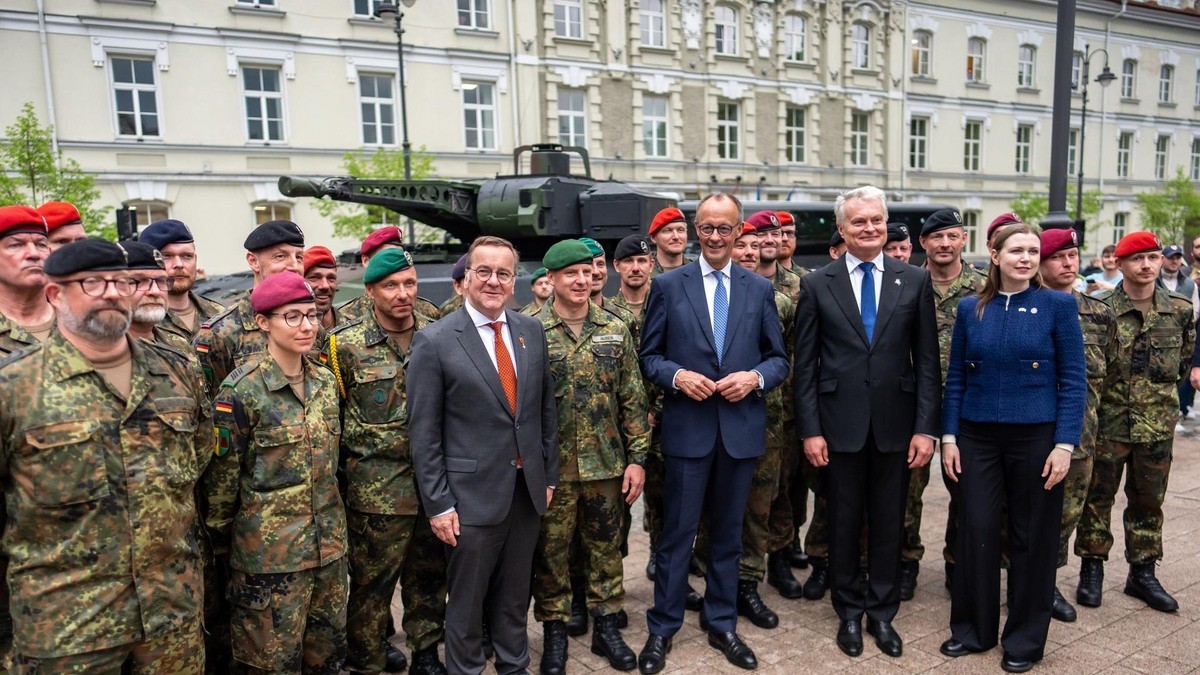 Soldiers of the German Army's Panzerbrigade 45, the core of the Lithuania Brigade, stand in formation with a Leopard 2 tank at the brigade's activation parade in Vilnius on 22 May 2025. Photo: picture alliance/dpa/Michael Kappeler