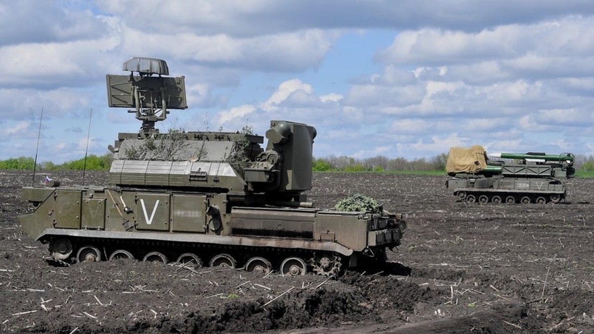 A tracked Russian air-defence and missile vehicle stands in a muddy field. Photo: RIA Novosti via RT